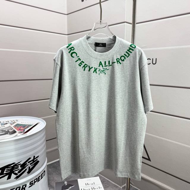 Arc'teryx*始祖*鸟2025春夏季潮牌新款 个性经典字母Logo 领子立体植绒工艺 定制双纱平纹纯棉面料 短袖T恤 男女同款 颜色：黑色 白色 花灰色