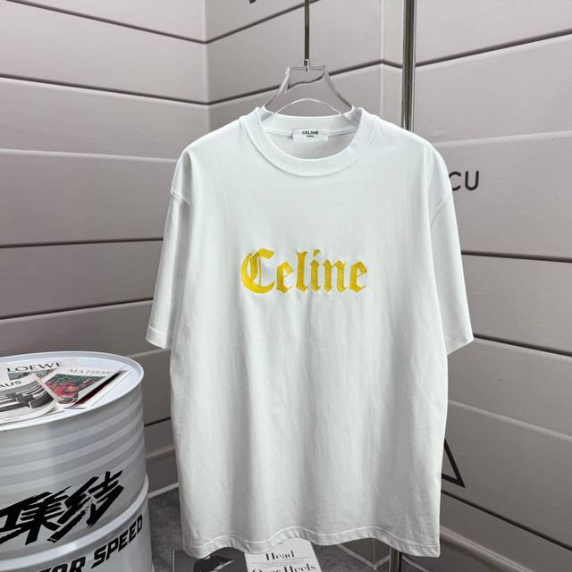 Celi*Ne 塞琳 2025春夏款 简约字母 刺绣工艺 个性Logo 定制双纱平纹纯棉面料 短袖T恤 男女同款 尺码: Xs S M L 颜色：黑色 白色 藏