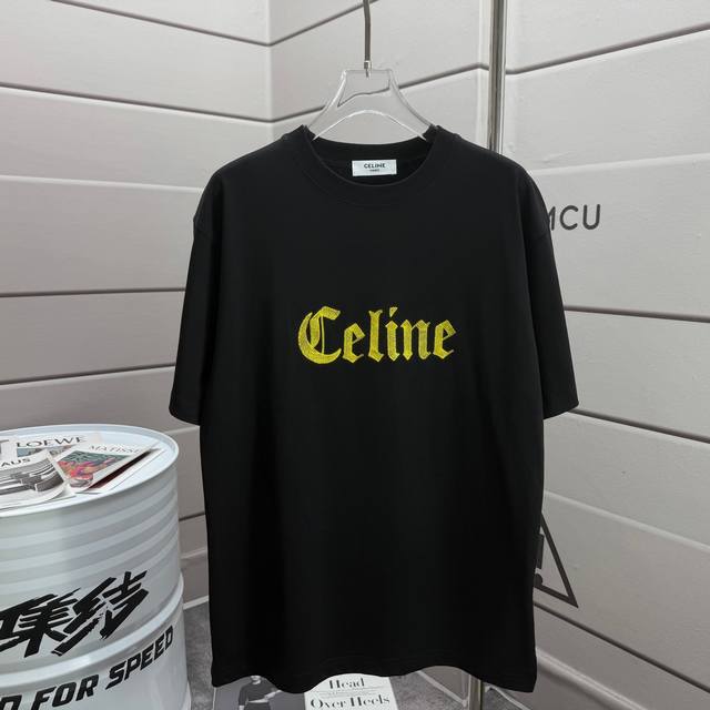 Celi*Ne 塞琳 2025春夏款 简约字母 刺绣工艺 个性Logo 定制双纱平纹纯棉面料 短袖T恤 男女同款 尺码: Xs S M L 颜色：黑色 白色 藏