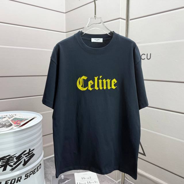 Celi*Ne 塞琳 2025春夏款 简约字母 刺绣工艺 个性Logo 定制双纱平纹纯棉面料 短袖T恤 男女同款 尺码: Xs S M L 颜色：黑色 白色 藏