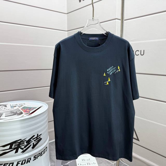 Loui* 路易Lv* 2025春夏新款短袖T恤 重磅纯棉字母Logo绣花 颜色：黑色 白色 藏青色 安哥拉红 杏色 码数：Xs S M L