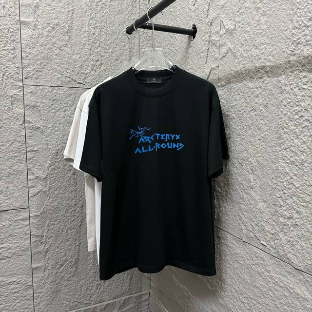 Arc'teryx*始祖*鸟2025春夏新款 个性经典蓝色字母立体硅胶工艺 定制双纱平纹纯棉面料 短袖T恤 男女同款 尺码： S 90-130斤 M 120-1