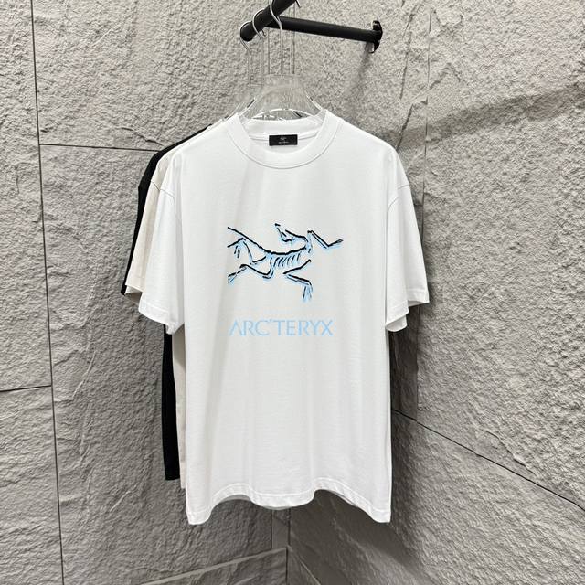 Arc'teryx*始祖*2025春夏新款 个性经典骷髅鸟Logo 字母前后印花 定制双纱平纹纯棉面料 短袖T恤 男女同款 尺码： S 90-130斤 M 12