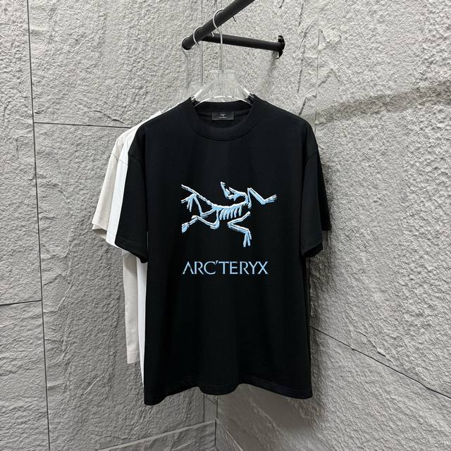 Arc'teryx*始祖*2025春夏新款 个性经典骷髅鸟Logo 字母前后印花 定制双纱平纹纯棉面料 短袖T恤 男女同款 尺码： S 90-130斤 M 12