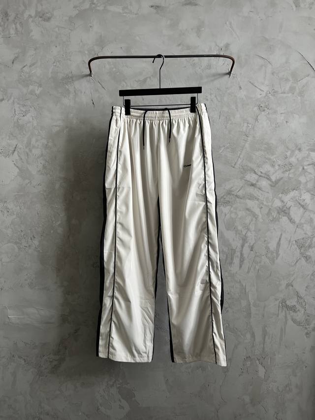 Balenciaga新款巴黎世家运动长裤25Ss夏季新款裤子阔腿宽松小刺绣图案前后拼色运动裤校服裤单环套装专柜同步发售新款 高品质版型上身效果特别好看特别舒服