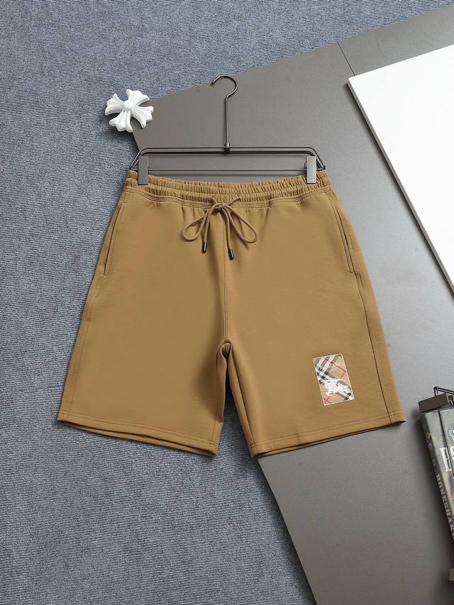 Burberry 巴宝莉25Ss专柜同款毛圈短裤情侣款～采用棉质毛圈面料精心制作，饰以同色调提花图案徽章，突显 巴宝莉经典的 格子印花。厚板立体！衣服偏厚使整体