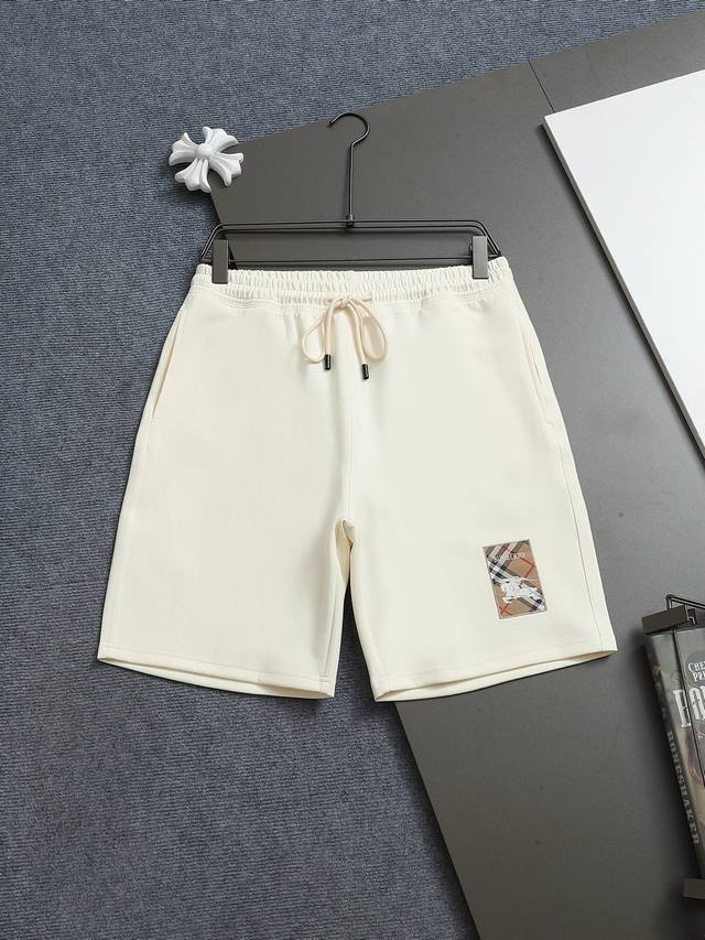 Burberry 巴宝莉25Ss专柜同款毛圈短裤情侣款～采用棉质毛圈面料精心制作，饰以同色调提花图案徽章，突显 巴宝莉经典的 格子印花。厚板立体！衣服偏厚使整体
