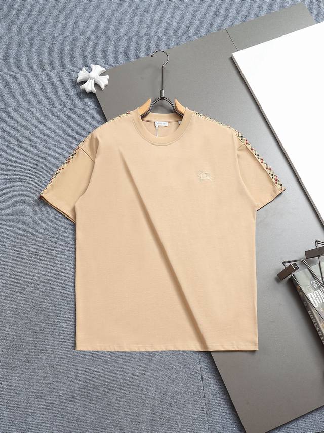 Burberry Bbr 巴宝莉 微宽版型Xs-L 新款独家限定 25年最新最顶级 格纹拼接刺绣字母Logo 双肩格纹织带 精美重工艺 280克洗水面料T恤作为