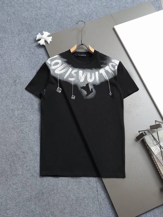 Louis Vuitton 路易威登 Lv 微宽版型 Xs-L 25Ss早春新品专柜走秀款 前后幅切割圆形撞色字母印花圆领短袖T恤，男女同款！官网同步，专柜纯棉