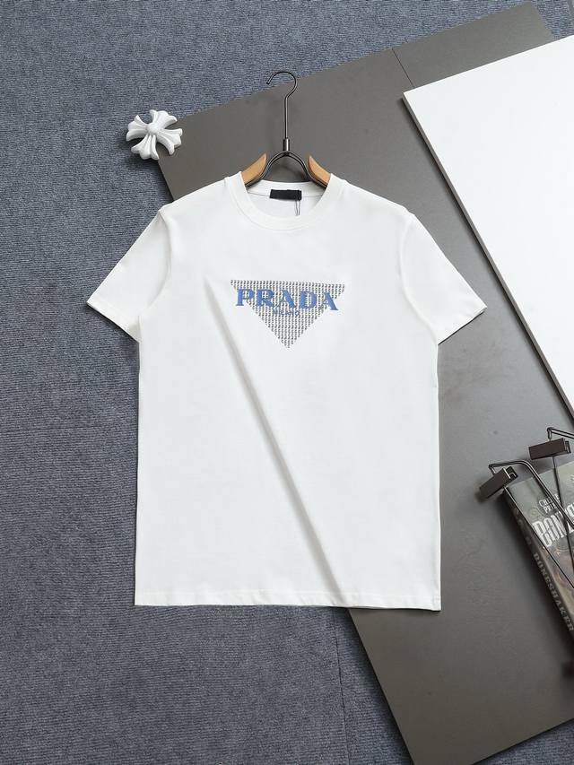 R-9502 普拉达Prada 25新款圆领短袖T恤，定织高克重纯棉面料300克左右，洗水定型处理，不变形不缩水，胸口字母刺绣+袖口金属三角标工艺，做工细致，男