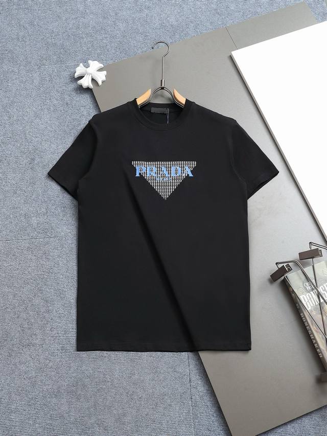 R-9502 普拉达Prada 25新款圆领短袖T恤，定织高克重纯棉面料300克左右，洗水定型处理，不变形不缩水，胸口字母刺绣+袖口金属三角标工艺，做工细致，男