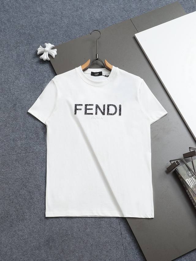Fendi 芬迪 双Ff 字母凹凸兴隆工艺 Logo标识精致升级，灵感源自八十年代复古 原版面料 官方同款 短袖T恤 定制260克同缸染面料 手感非常舒服 春夏