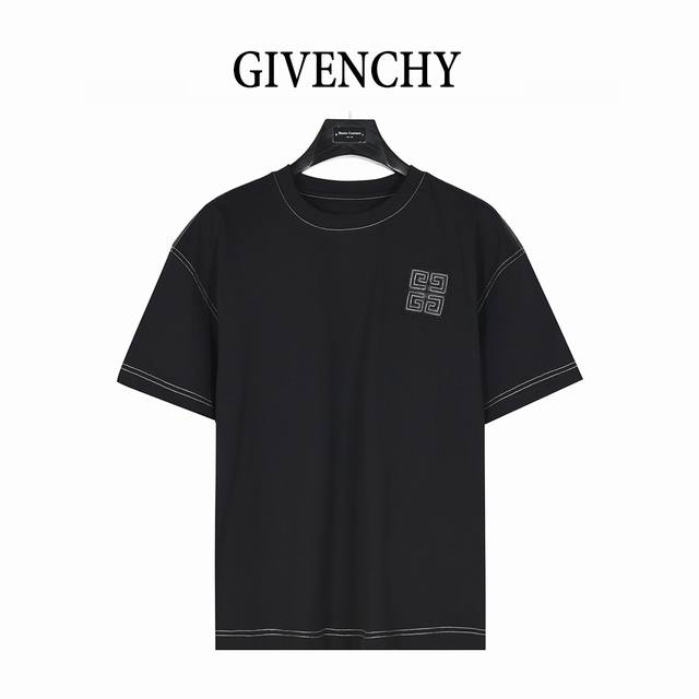 Givenchy 纪梵希 25Ss 胸口宫格贴布明线刺绣短袖T恤 采用100%棉质面料，柔软透气，让你在夏日里尽享舒适。 胸前4G刺绣牛皮贴布绣花，整件衣服搭配