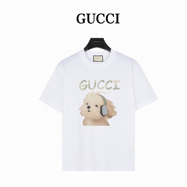 Gucci 耳机小狗 款号:Gg02 白色 240克重磅小落肩100%棉T恤。Os版型，宽松有型好搭配。采用精梳紧密赛络工艺，面料更耐磨。袖口以及下摆三排紧密车