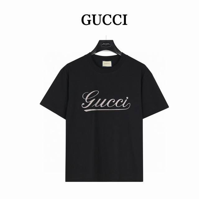 Gucci 艺术字体 款号:Gg04 黑色 240克重磅小落肩100%棉T恤。Os版型，宽松有型好搭配。采用精梳紧密赛络工艺，面料更耐磨。袖口以及下摆三排紧密车