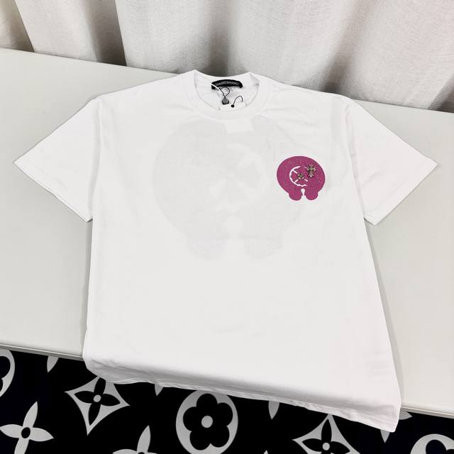 高版本Chrome Hearts克罗心 皮标马蹄十字短袖！前后贴皮设计 皮上面都有开模十字微标，面料使用 克全棉双纱面料 区别于市场低克重普通货 ，纹路清晰可见