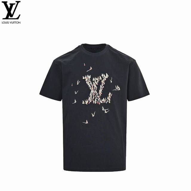 Louis Vuitton 路易威登 25Ss 帆船刺绣Logo短袖 圆领T恤衫选用平织棉面料制成。呈现修身版型，罗纹针织装饰，装饰刺绣工艺打造的品牌，融入格纹