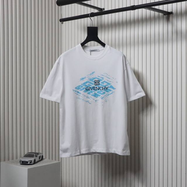 Givenchy 纪梵希 24Ss 素描涂鸦Logo短袖标准数码直喷印花技术，纯棉柔软面料，对色定染面料，超精细平网印花工艺，潮流感十足，定染纯棉面料，Os版型