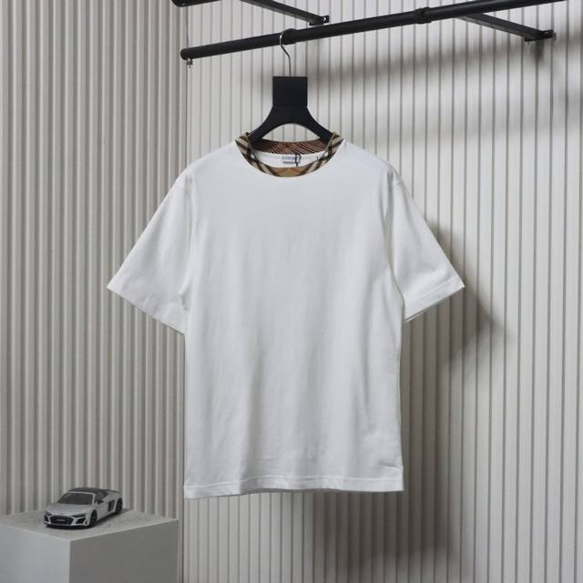 Burberry 巴宝莉 25Ss 格纹领拼接短袖 Burberry新款圆领 T 恤衫，选用平织棉面料打造，呈现休闲版型。融入 Burberry 格纹饰带设计，