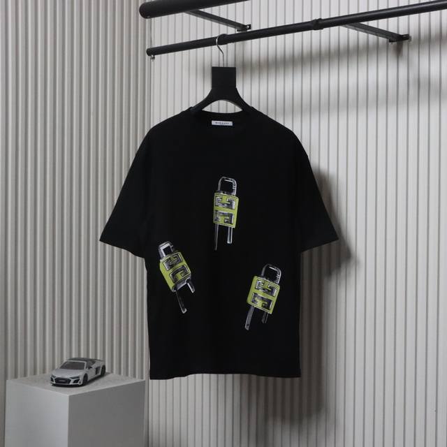 Givenchy 纪梵希 24Ss 锁头印花短袖采用50纸双股精梳棉配套32支索罗纳螺纹面料，3D数码直喷工艺，以白色双股面料做黑色直喷工艺后效果呈现外黑里白，