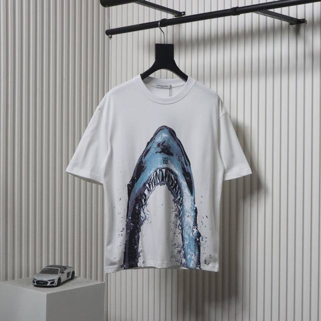 Givenchy 纪梵希 24Ss 鲨鱼印花短袖采用230G新疆长绒棉面料，定织定染确保高度还原质感，顶级康丽直喷印花，全身大面积康利机印花，只有康丽机才能把鲨