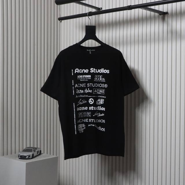 Acne Studios 25Ss 多标满印Logo短袖满印元素的设计，简单不简约，采用喷绘效果来展现 与高街文化不谋而合 整体干净简单 让我们又看到了属于Ac