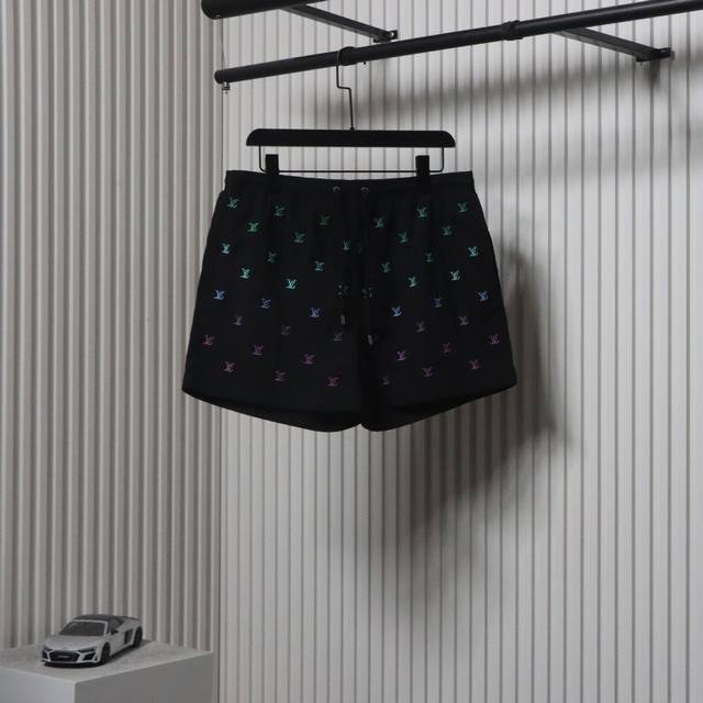 Louis Vuitton 路易威登 25Ss 全幅老花渐变刺绣短裤 Lv新款沙滩短裤选用科技面料塑造侧开衩设计，再以刺绣工艺赋予全幅 Lv Blason 标识