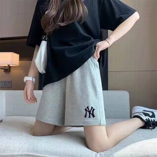 纯棉短裤 Mlb洋基队Ny经典裤腿大标毛圈短裤 超级适合情侣款上身超级好看！！！经典百搭！ 纯棉毛圈材质，采用进口机器胶印完美不脱落，经典Ny大Logo，面料手