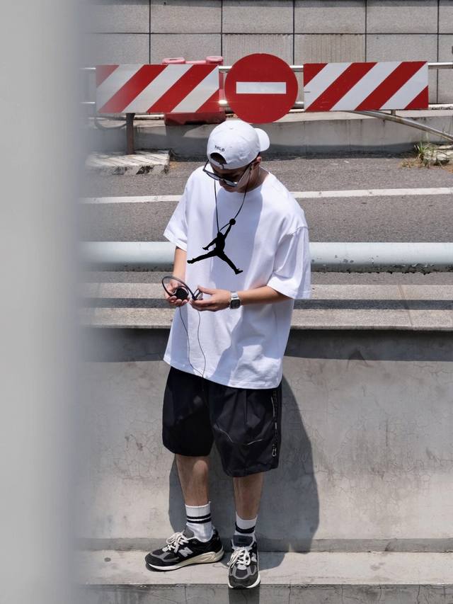 上新！标志Logo，化繁为简！Jordan 乔丹极简的设计转化为服装语言，就如这件基础短袖T恤，有着极其细腻的面料质感，平淡中无处不透入极简高级质感！ 简单、个