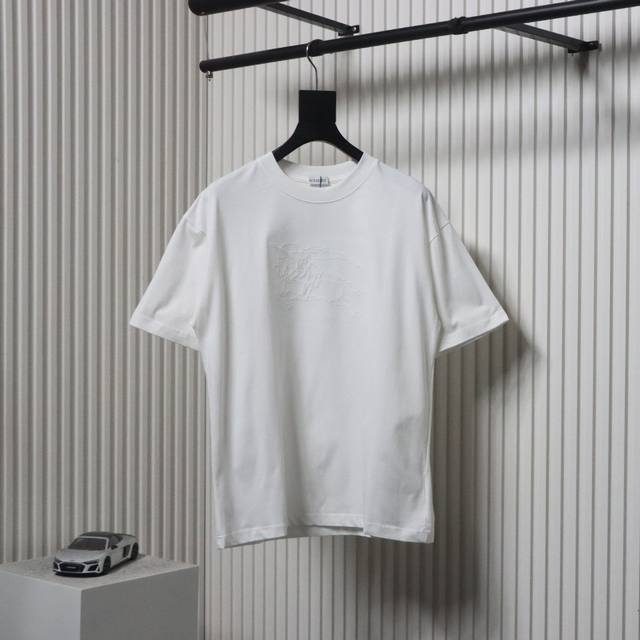 Burberry 巴宝莉 25Ss 胸前暗纹战马立体刺绣短袖T恤 采用260G双纱纯棉面料，洗水后达260G高克重，~厚实不变形亲肤感巨好~ 纯棉柔软面料 对色