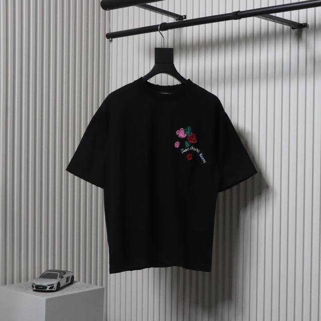 Chromehearts 克罗心 25Ss 情人节贴布刺绣涂鸦短袖T恤 克罗心为情人节特别推出打造系列 胸口特以三色品牌标识贴布刺绣 配以品牌Logo点缀 呈现