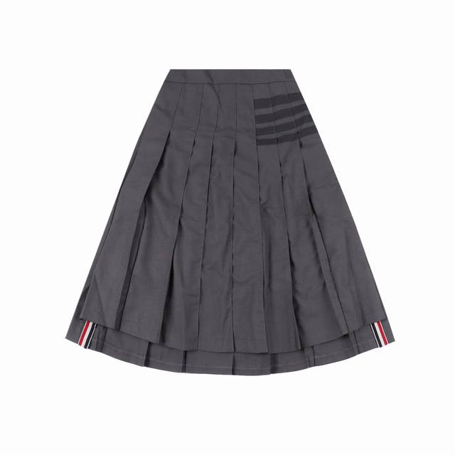 Thom Browne Tb 色织黑杠百褶长裙 搭配什么都是超级协调好看的 定制圆头三色拉链，前短后长设计，每一个百褶摆都是经过车工加工定型的，所以完全不用担心