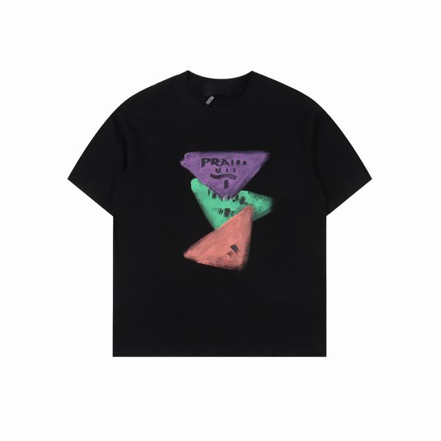 Prada 普拉达 25Ss 彩绘Logo印花短袖T恤 采用进口田岛绣花机制作 辅料均开磨定制 正确配置 黑色2025普拉达正品包装 克定制定染爽滑珠地 版型大