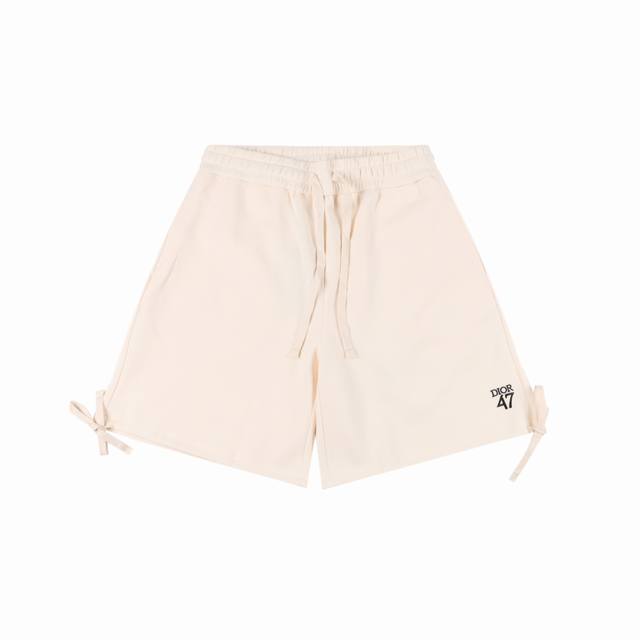 Dior 迪奥 25Ss 1947刺绣字母刺绣裤腿飘带短裤 这款运动裤是春夏男装系列新品，承传以及这一具有历史意义的年份致敬。 采用棉质起绒面料精心制作，腰头和
