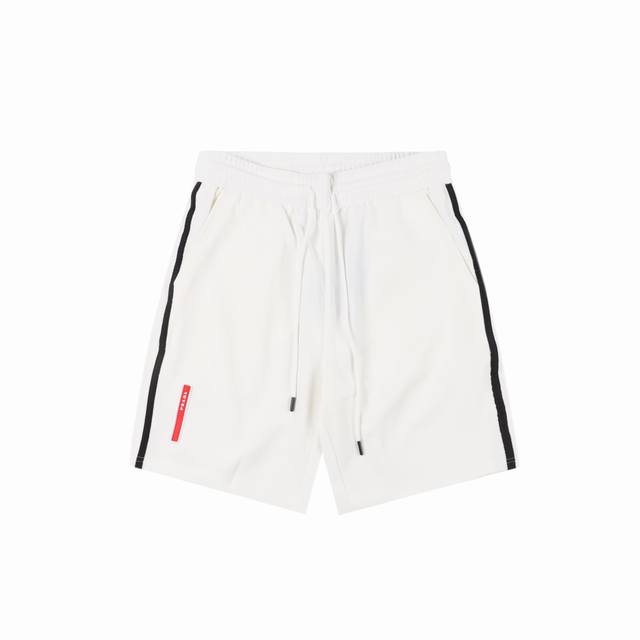 Prada 普拉达 24Ss 红色Logo胶条条纹短裤 男女同款全新美学灵感趣味设计,渠道性质精品。让整体造型设计更加优雅时尚， 今夏最火系列，无数明星潮人追捧