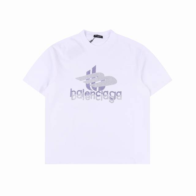 Balenciaga 巴黎世家 24Ss 重叠烫钻Logo短袖 直线挺直，曲线圆顺；针迹整齐，边缘无参差现象；绣面平服，丝缕不歪斜；针距一致，不露底，不重叠；绣
