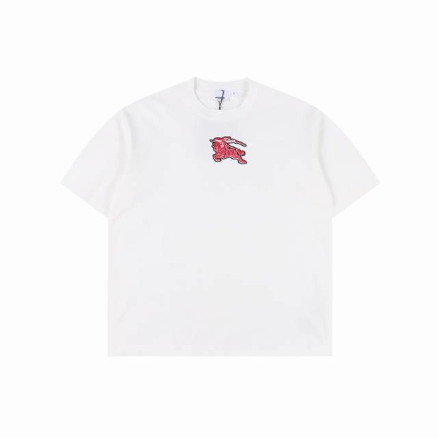 Burberry 巴宝莉 25Ss 刺绣战马短袖T恤 面料采用定制240G 26支特滑双股精棉平纹高密无尘全棉布料。前幅高密度加厚，走线平整，代工品质，全套定制
