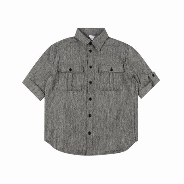 Bottega Veneta 葆蝶家 Bv 25Ss 秀款工装短袖衬衫 纯棉混纺面料 采用高支双股埃及棉与微量桑蚕丝混纺 通过剑杆织机以28针 厘米的密度织造确