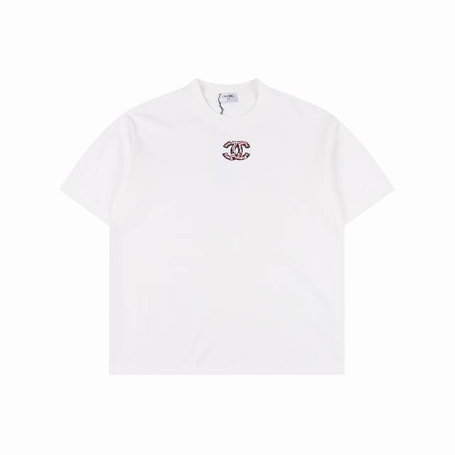 Chanel 香奈儿 25Ss 雪花刺绣短袖T恤 面料采用定制240G 26支特滑双股精棉平纹高密无尘全棉布料。前幅高密度加厚，走线平整，代工品质，全套定制辅料