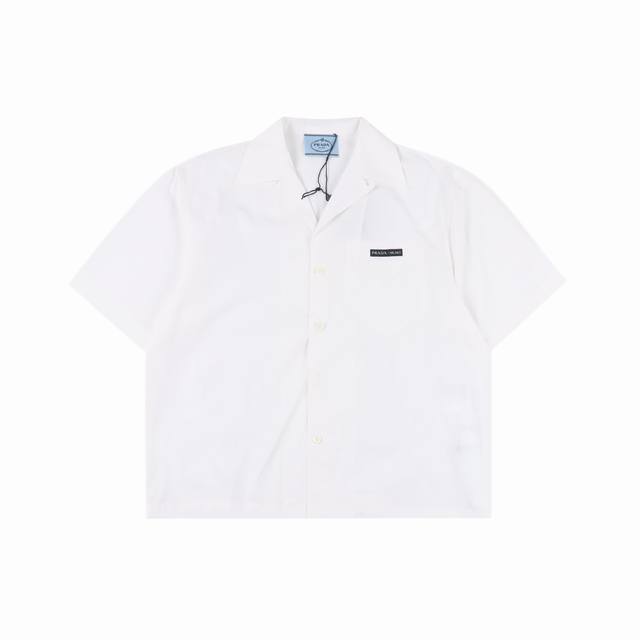 Prada普拉达Prd 口袋徽标短袖衬衫 正品3999购入，采用缎光40精疏全棉面料，75D高温衬布，高温预缩，手工包缝，人工手摇，冲模复合，定制1：1纽扣，定
