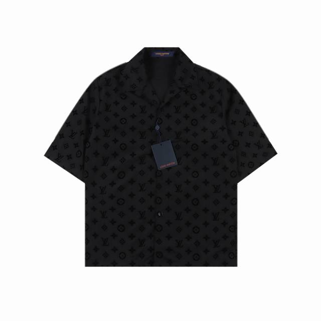 Louis Vuitton 路易威登 满印植绒Logo短袖衬衫 采用高支超高密平纹底部定染偏蓝光黑使底部跟花型颜色形成反差，花型处采用进口绒才能体现出原板的绒高