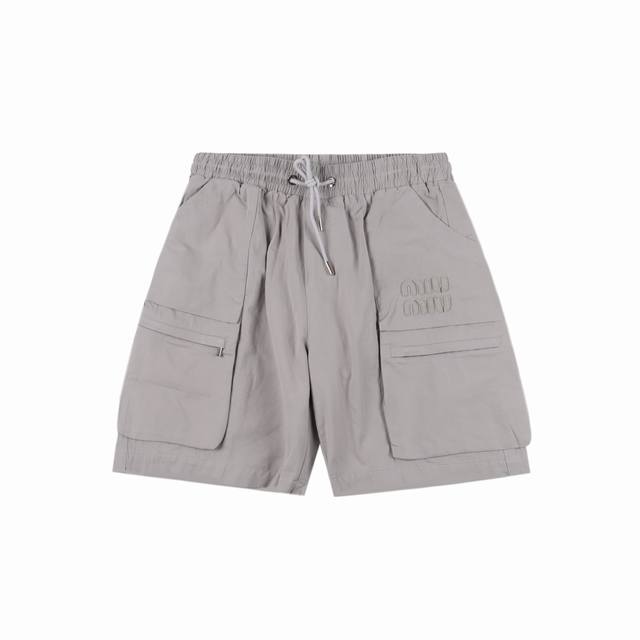 Miumiu 缪缪 刺绣徽标工装短裤 面料采用360克梭织面料，订染颜色后整蚀毛处理，对照原版做丝滑超柔处理，布面肌理股线清晰明显，垂感一级棒，做工精致都到达外