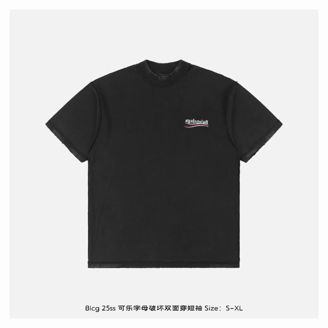 Balenciaga 巴黎世家 25Ss 可乐字母破坏双面穿短袖-正面 从纱线纤维开始独立研发，打破工业化胚布限制，实现室内外光线场景下 零色差 呈现，正反双面