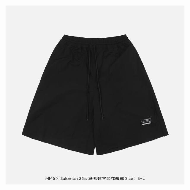 Maison Margiela × Salomon 25Ss 联名数字印花短裤 定制高支高密梭织面料，采用双股尼龙混纺，经纬纱以2 1斜纹组织编织，确保面料在保