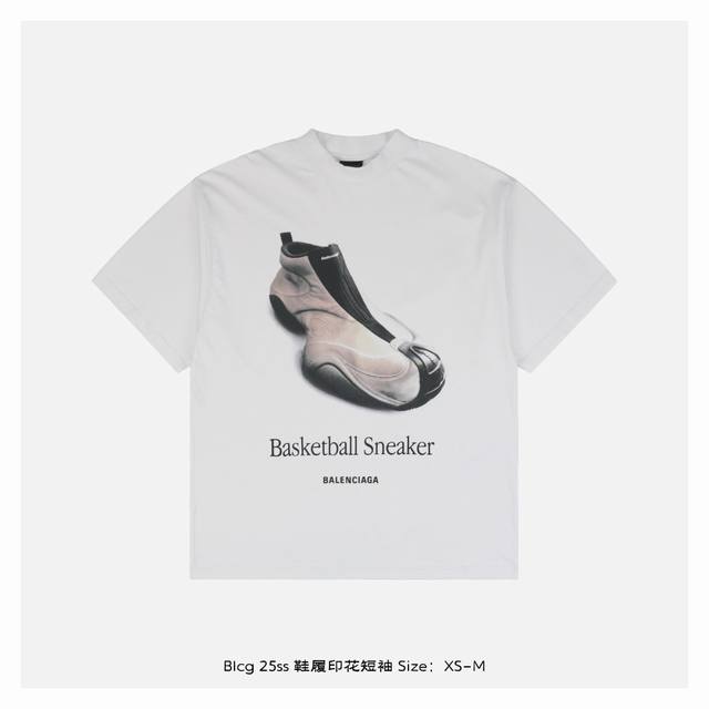 Balenciaga 巴黎世家 25Ss 鞋履印花短袖 面料采用原版一致 克32支双纱灰白色冰感面料， 通过冰氧棉工艺实现凉感效果，适合夏季穿着，32支双纱结构