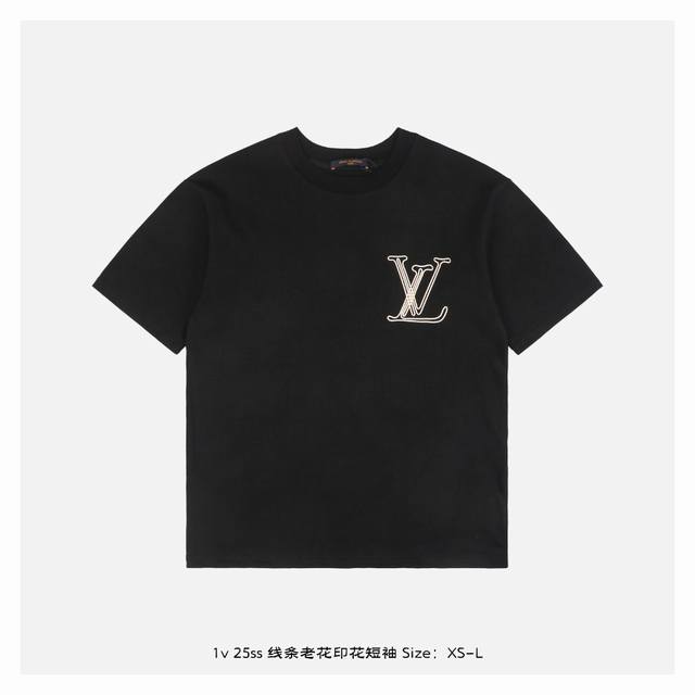Lv 25Ss 线条老花印花短袖 面料采用230克重精梳棉，定制32支1*1螺纹，成衣两遍水洗处理，面料舒适亲肤无异感，定制定染面料，纺织密度高，垂感佳，不易变