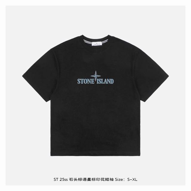 Stone Island 石头岛 25Ss 石头标语星标印花短袖 面料采用40支双纱新疆优质长绒棉制作 G克重，领口2.5Cm加厚螺纹领，内置1Mm防变形纱带，