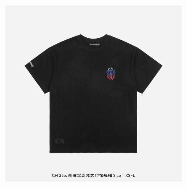 Chrome Hearts 克罗心 25Ss 渐变宝剑梵文印花短袖 面料采用 克重精梳棉，定制32支1*1螺纹，成衣两遍水洗处理，面料舒适亲肤无异感，定制定染面
