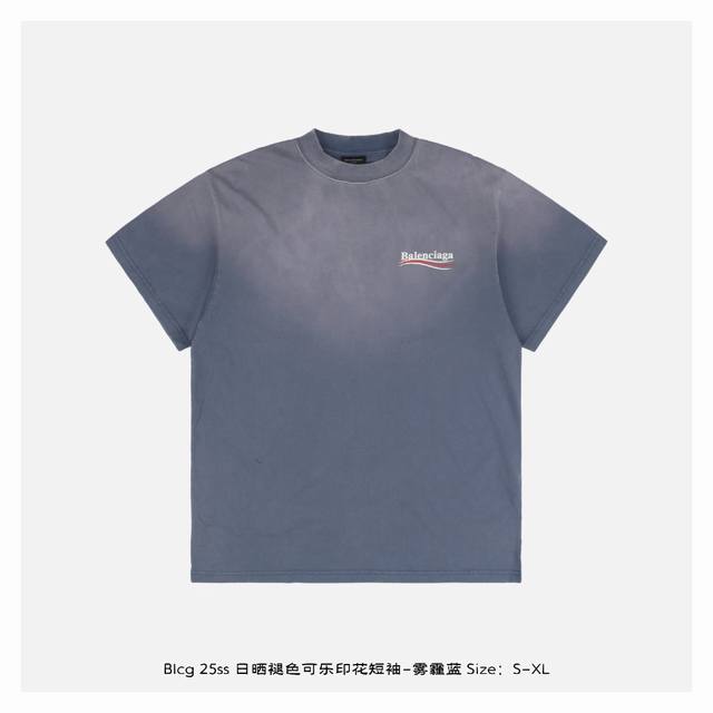 Balenciaga 巴黎世家 25Ss 日晒褪色可乐印花短袖-雾霾蓝 -常规胶浆印花，非龟裂纹印花 -A字母与波浪线无限接近，但不重叠 在巴黎去年各种洗褪系列