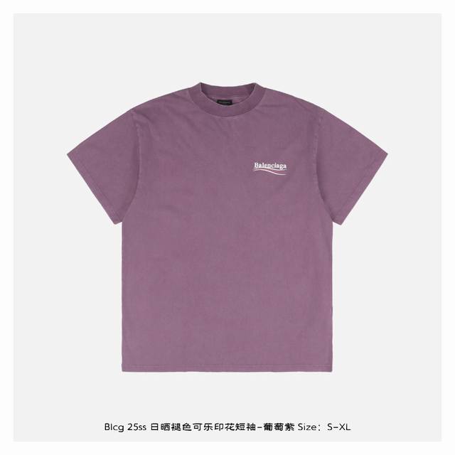 Balenciaga 巴黎世家 25Ss 日晒褪色可乐印花短袖-葡萄紫 -龟裂纹印花，非常规胶浆印花 -A字母与波浪线无限接近，但不重叠 在巴黎去年各种洗褪系列